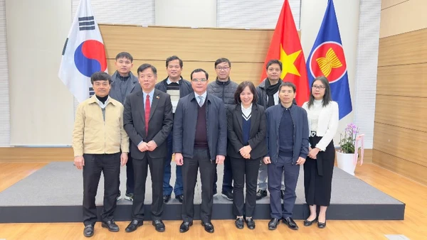 Đoàn đại biểu Tổng Liên đoàn Lao động Việt Nam chụp ảnh kỷ niệm với cán bộ Đại sứ quán Việt Nam tại Hàn Quốc (Ảnh: Khánh Vân/TTXVN)