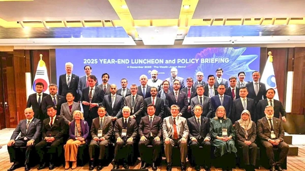 Bộ trưởng Nội vụ và An toàn Hàn Quốc Yun Hojung chụp ảnh kỷ niệm với các đại sứ, đại biện các nước tại Hàn Quốc. (Ảnh: Đại sứ quán Việt Nam tại Hàn Quốc)