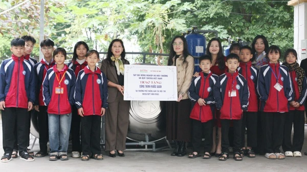 Đại diện nhà tài trợ trao tặng quà cho thầy và trò Trường Dân tộc nội trú trung học cơ sở và trung học phổ thông Vĩnh Phúc.