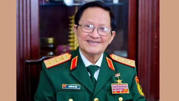 Thượng tướng, Viện sĩ, Anh hùng Lực lượng vũ trang nhân dân Nguyễn Huy Hiệu – nguyên Ủy viên Trung ương Đảng, nguyên Thứ trưởng Quốc phòng.