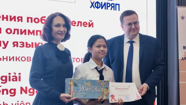 Ban tổ chức trao giải phụ cho thí sinh tham gia Cuộc thi. 