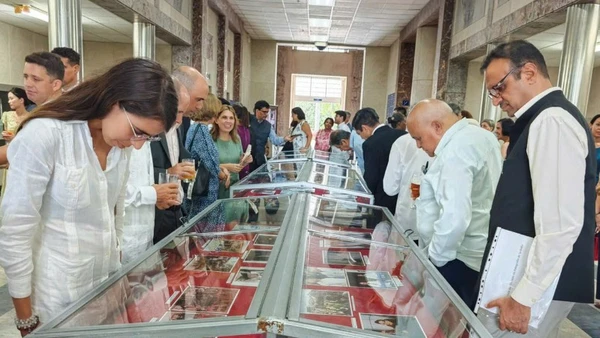 Các quan khách tham quan triển lãm ảnh. (Ảnh: Đại sứ quán Việt Nam tại Cuba)