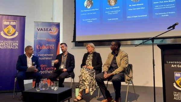 Các diễn giả trao đổi tại Diễn đàn. (Ảnh: Ủy ban Nhà nước về người Việt Nam ở nước ngoài)