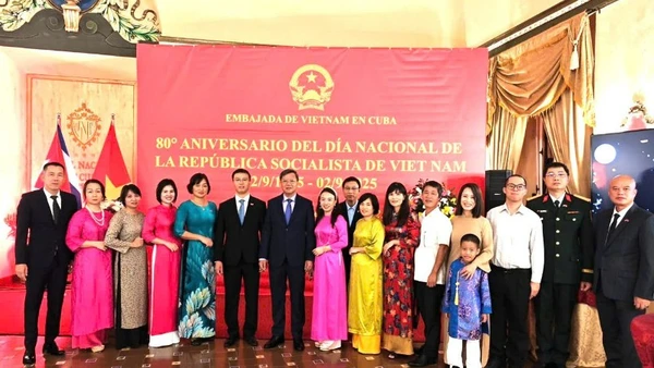 Toàn thể cán bộ, nhân viên Đại sứ quán Việt Nam tại Cuba chụp ảnh kỷ niệm tại buổi lễ. (Ảnh: Đại sứ quán Việt Nam tại Cuba)