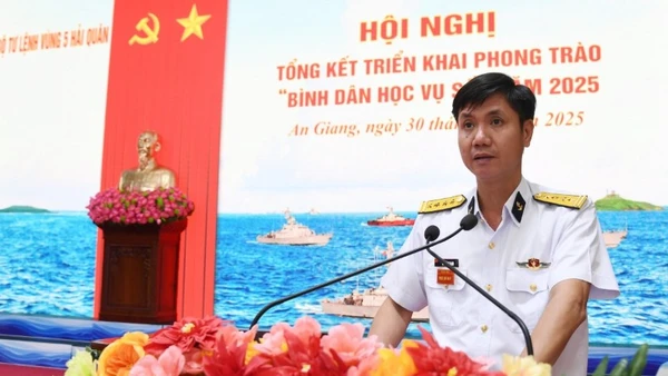 Đại tá Mai Đăng Danh phát biểu tại hội nghị. (Ảnh do Vùng 5 Hải quân cung cấp)