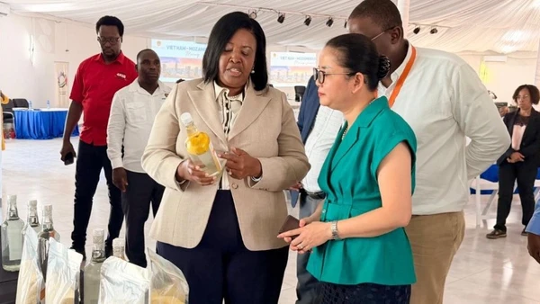 Thống đốc tỉnh Margarida Chongo giới thiệu với Đại sứ Trần Thị Thu Thìn về một số sản phẩm của địa phương. (Ảnh: Đại sứ quán Việt Nam tại Mozambique)