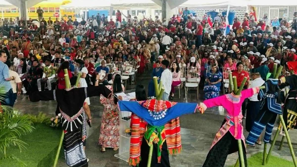 Khu trưng bày trang phục truyền thống của các dân tộc Việt Nam thu hút sự quan tâm của đông đảo quan khách tham dự Hội nghị. (Ảnh: Đại sứ quán Việt Nam tại Venezuela)