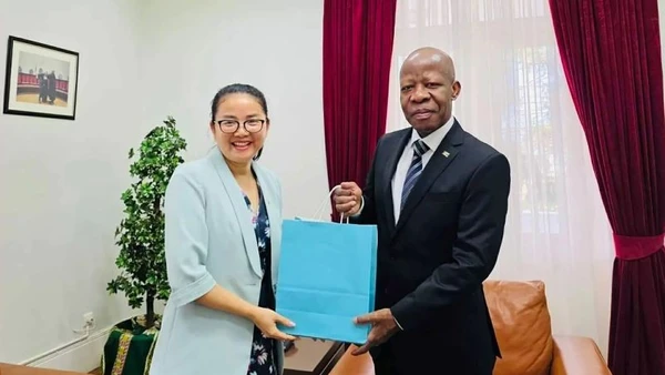 Đại sứ Trần Thị Thu Thìn và Chánh án Tòa án tối cao Mozambique Adelino Manuel Muchanga. (Ảnh: Đại sứ quán Việt Nam tại Mozambique)