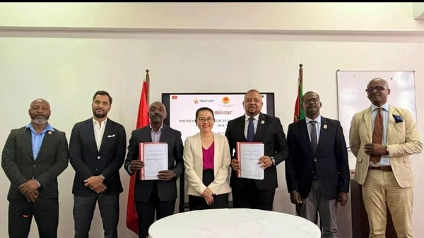 Điểm nhấn của hội thảo là Lễ ký kết Biên bản ghi nhớ về hợp tác giữa Phòng Thương mại Công nghiệp Mozambique-Việt Nam và Hiệp hội Công nghiệp Mozambique. (Ảnh: Đại sứ quán Việt Nam tại Mozambique)