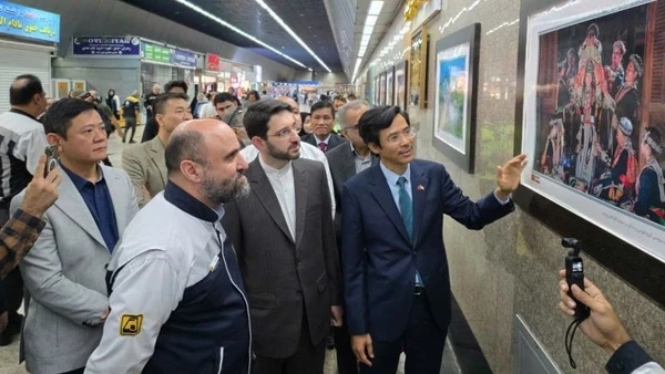 Đại sứ Nguyễn Lương Ngọc giới thiệu các bức ảnh trưng bày tại triển lãm cho các đại biểu tham dự lễ khai mạc. (Ảnh: Đại sứ quán Việt Nam tại Iran)