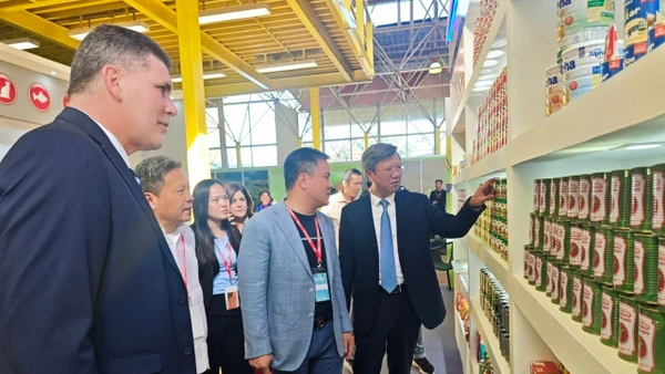 Phó Thủ tướng, Bộ trưởng Ngoại thương và Đầu tư nước ngoài Cuba Oscar Pérez-Oliva và Đại sứ Lê Quang Long thăm gian hàng của doanh nghiệp Việt Nam. (Ảnh: Đại sứ quán Việt Nam tại Cuba)