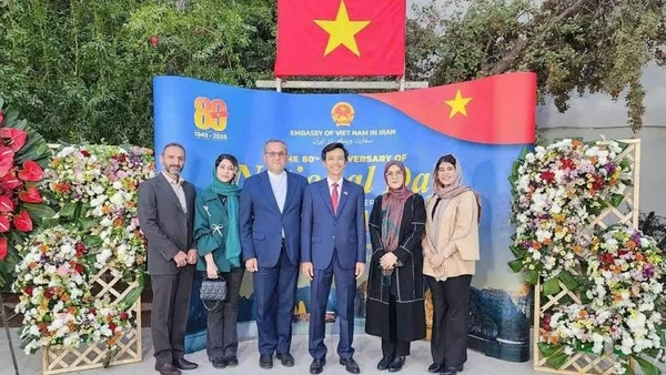 Đại sứ Nguyễn Lương Ngọc chụp ảnh cùng các đại biểu tham dự lễ kỷ niệm. (Ảnh: Đại sứ quán Việt Nam tại Iran cung cấp)