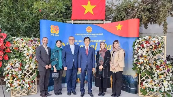 Đại sứ Nguyễn Lương Ngọc chụp ảnh cùng các đại biểu tham dự lễ kỷ niệm. (Ảnh: Đại sứ quán Việt Nam tại Iran cung cấp)