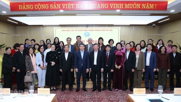 Các đại biểu tham dự hội nghị chụp ảnh kỷ niệm.