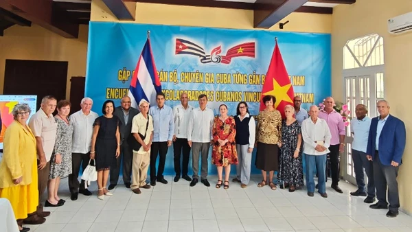 Đại sứ Lê Quang Long chụp ảnh kỷ niệm cùng các đại biểu tham dự buổi gặp mặt. (Ảnh: Đại sứ quán Việt Nam tại Cuba)