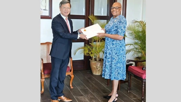 Đại sứ Lê Quang Long trình Quốc thư lên Toàn quyền Liên bang Saint Kitts và Nevis Dame Marcella Liburd. (Ảnh: Đại sứ quán Việt Nam tại Cuba)