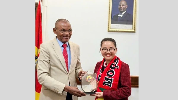 Bộ trưởng Nội vụ Mozambique Paulo Chachine và Đại sứ Trần Thị Thu Thìn. (Ảnh: Đại sứ quán Việt Nam tại Mozambique)