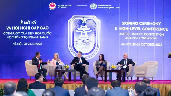 Các diễn giả tham dự Tọa đàm "Thúc đẩy hợp tác quốc tế trong phòng ngừa và đấu tranh tội phạm mạng: Cách tiếp cận quốc gia trong triển khai Công ước về chống tội phạm mạng”. (Ảnh: Bộ Ngoại giao)
