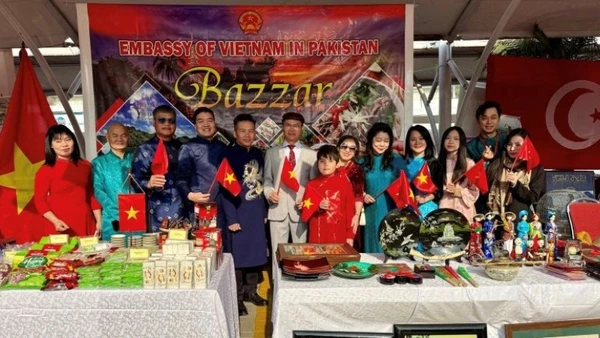 Cán bộ Đại sứ quán Việt Nam tại Pakistan bên gian hàng Việt Nam tại Hội chợ Hội chợ từ thiện Bazaar 2025. (Ảnh: Đại sứ quán Việt Nam tại Pakistan)