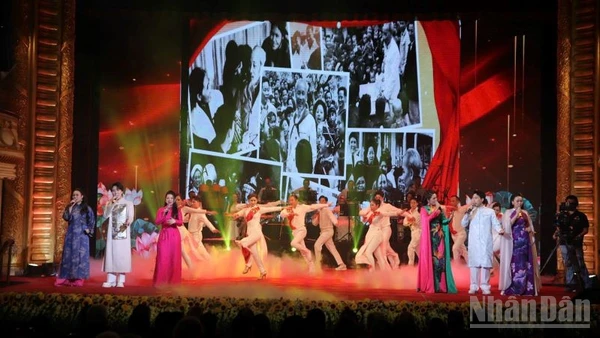 Một trong những tiết mục tại chương trình nghệ thuật chào mừng kỷ niệm 65 năm thiết lập quan hệ ngoại giao Việt Nam-Cuba.