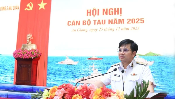Chuẩn Đô đốc Trịnh Xuân Tùng, Tư lệnh Vùng 5 Hải quân phát biểu chỉ đạo tại Hội nghị. (Ảnh: Vùng 5 Hải quân cung cấp)