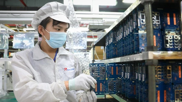 Sản xuất linh kiện điện tử tại khu công nghiệp – một trong những ngành mũi nhọn của tổ hợp công nghiệp vùng. 