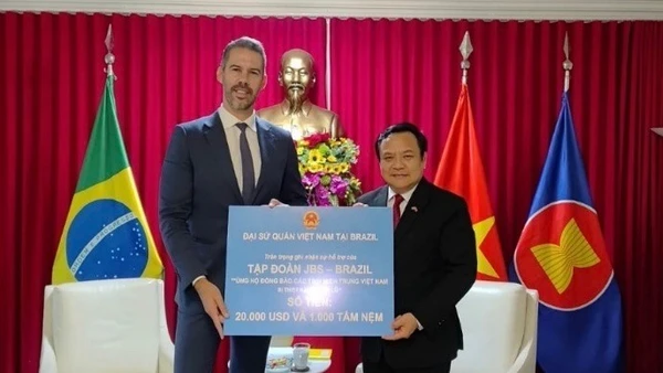 Đại diện công ty JBS của Brazil chung tay hỗ trợ đồng bào miền trung Việt Nam bị ảnh hưởng thiên tai.