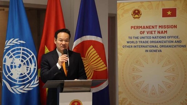 Đại sứ Mai Phan Dũng, Trưởng Phái đoàn Thường trực Việt Nam tại Geneva phát biểu khai mạc tọa đàm.