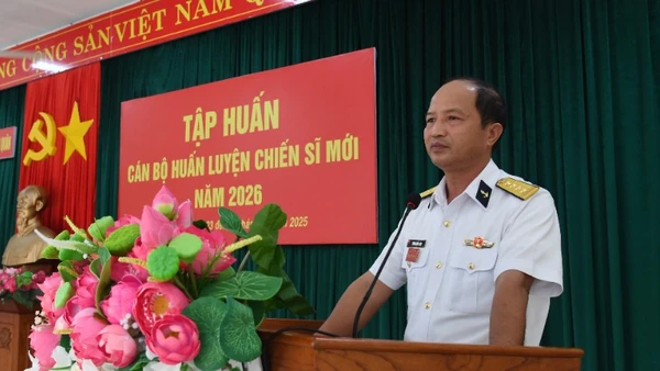 Đại tá Lương Quốc Anh, Phó Tư lệnh Vùng 5 Hải quân phát biểu khai mạc tập huấn. (Ảnh do Vùng 5 Hải quân cung cấp)