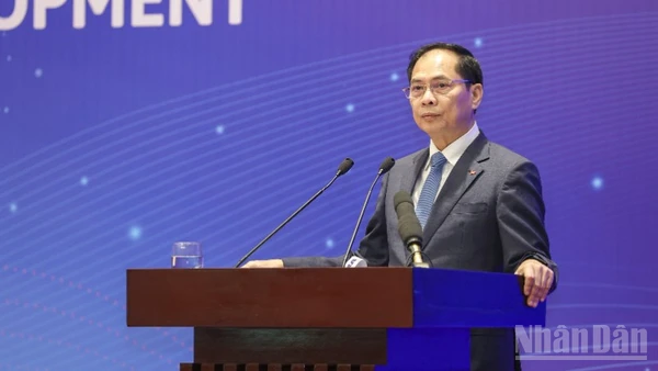 Phó Thủ tướng Chính phủ Bùi Thanh Sơn phát biểu chỉ đạo tại Hội nghị quốc tế lần thứ V về hợp tác giữa Việt Nam và các tổ chức phi chính phủ nước ngoài, đối tác vì sự phát triển thịnh vượng và bền vững. (Ảnh: ĐINH HÒA)