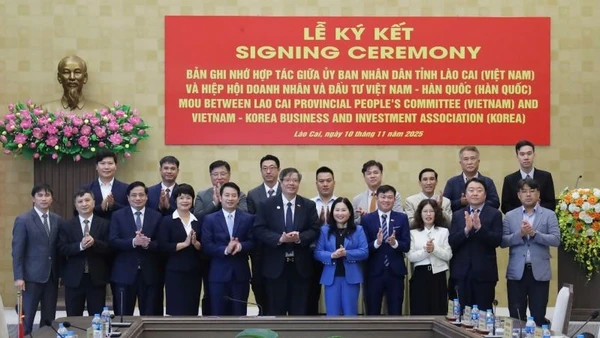 Đoàn công tác và các đối tác Hàn Quốc chụp ảnh kỷ niệm với lãnh đạo Ủy ban nhân dân tỉnh Lào Cai. (Ảnh: VKBIA)