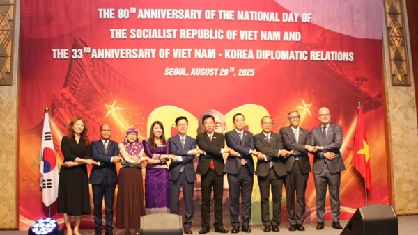 Đại sứ và đại diện các cơ quan ngoại giao tham dự buổi lễ chụp ảnh kỷ niệm. (Ảnh: Đại sứ quán Việt Nam tại Hàn Quốc)