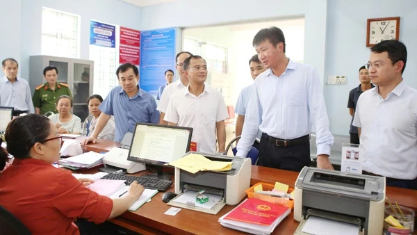 Chủ tịch Ủy ban nhân dân tỉnh Trần Huy Tuấn (thứ hai từ phải sang) kiểm tra việc thực hiện nhiệm vụ tại Trung tâm Phục vụ hành chính công xã Trịnh Tường. (Ảnh: Cổng thông tin điện tử tỉnh Lào Cai)