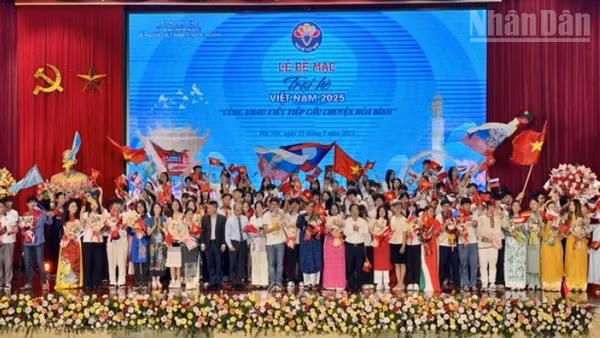 Các đại biểu tham dự Lễ bế mạc Trại hè Việt Nam 2025 chụp ảnh kỷ niệm.