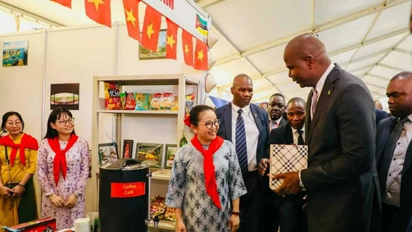 Tổng thống Mozambique Daniel Chapo tham quan và bày tỏ sự quan tâm đến các sản phẩm và dịch vụ được trưng bày, giới thiệu tại gian hàng Việt Nam. (Ảnh: Đại sứ quán Việt Nam tại Mozambique)