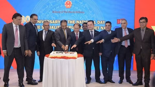 Các đại biểu tham gia cắt bánh mừng kỷ niệm 80 năm Quốc khánh nước Cộng hòa Xã hội chủ nghĩa Việt Nam. (Ảnh: Đại sứ quán Việt Nam tại Pakistan)