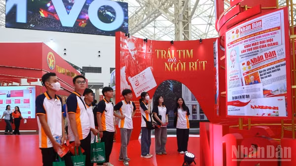 Tân sinh viên K76 Trường đại học Công nghệ Giao thông vận tải (UTT) tham quan gian trưng bày của Báo Nhân Dân tại Triển lãm 80 năm hành trình Độc lập-Tự do-Hạnh phúc.