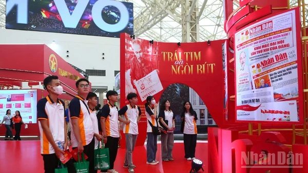 Tân sinh viên K76 Trường đại học Công nghệ Giao thông vận tải (UTT) tham quan gian trưng bày của Báo Nhân Dân tại Triển lãm 80 năm hành trình Độc lập-Tự do-Hạnh phúc.