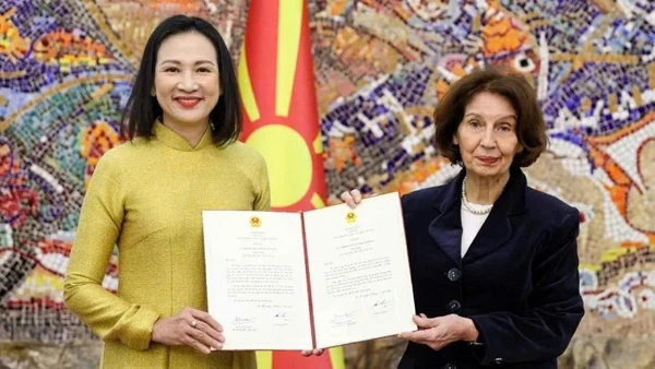Đại sứ Nguyễn Thị Minh Nguyệt trình Thư ủy nhiệm của Chủ tịch nước Lương Cường lên Tổng thống Bắc Macedonia Gordana Siljanovska-Davkova. (Ảnh: Đại sứ quán Việt Nam tại Bulgaria)