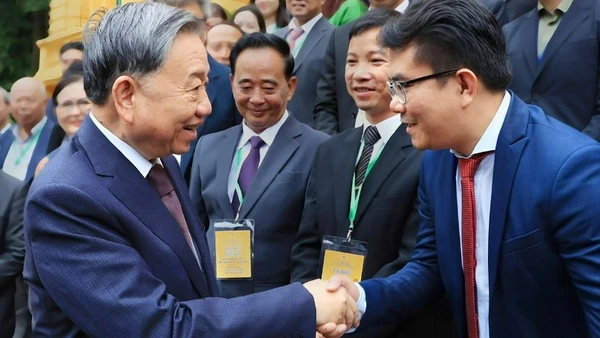 Tổng Bí thư, Chủ tịch nước Tô Lâm gặp gỡ đại diện đại biểu kiều bào tham Hội nghị người Việt Nam ở nước ngoài toàn thế giới lần thứ 4 tháng 8/2024 tại Hà Nội. (Ảnh: Ủy ban Nhà nước về người Việt Nam ở nước ngoài)