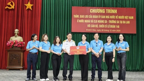Các thành viên Câu lạc bộ Hoàng Sa-Trường Sa tại Ba Lan trao tặng Vườn rau xanh cho đảo Trường Sa lớn. (Ảnh: Ủy ban Nhà nước về người Việt Nam ở nước ngoài)