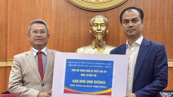 Ông Nguyễn Quang Anh, Phó Chủ tịch Liên hiệp hội người Việt tại Cộng hòa Liên bang Đức chuyển 420 triệu đồng cho Ủy ban Trung ương Mặt trận Tổ quốc Việt Nam hỗ trợ bà con vùng lũ.