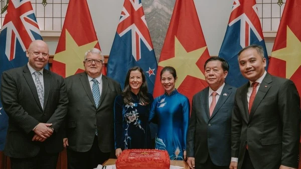 Chủ tịch Quốc hội New Zealand Gerry Brownlee (thứ 2 từ trái sang) và đồng chí Nguyễn Trọng Nghĩa, Ủy viên Bộ Chính trị, Bí thư Trung ương Đảng, Trưởng Ban Tuyên giáo và Dân vận Trung ương (thứ 2 từ phải sang) là khách danh dự tại lễ kỷ niệm.