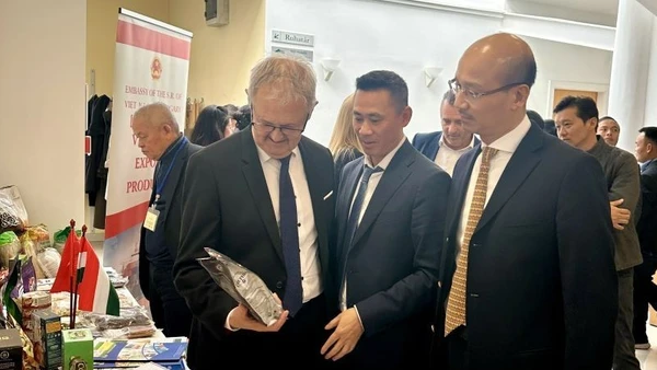 Tại Hội thảo, Đại sứ quán còn trưng bày giới thiệu các sản phẩm xuất khẩu tiêu biểu của Việt Nam như cà-phê, chè, hạt điều, gạo, trái cây chế biến, thủ công mỹ nghệ. (Ảnh: Đại sứ quán Việt Nam tại Hungary)