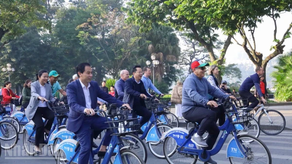 Hơn 300 đại biểu quốc tế và Việt Nam tham gia chương trình "Hành trình đạp xe hữu nghị vì Hà Nội xanh" lần thứ 5.