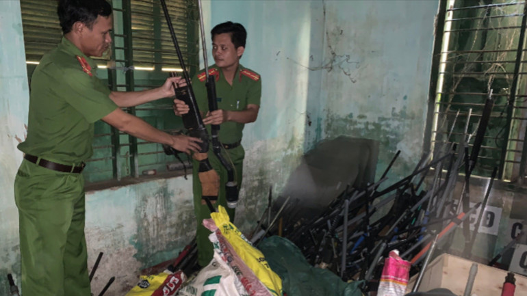 Không chỉ vũ khí, nhiều vật liệu nổ, công cụ hỗ trợ cũng được Công an tỉnh Phú Yên tích cực vận động thu hồi. 3-2168.jpg