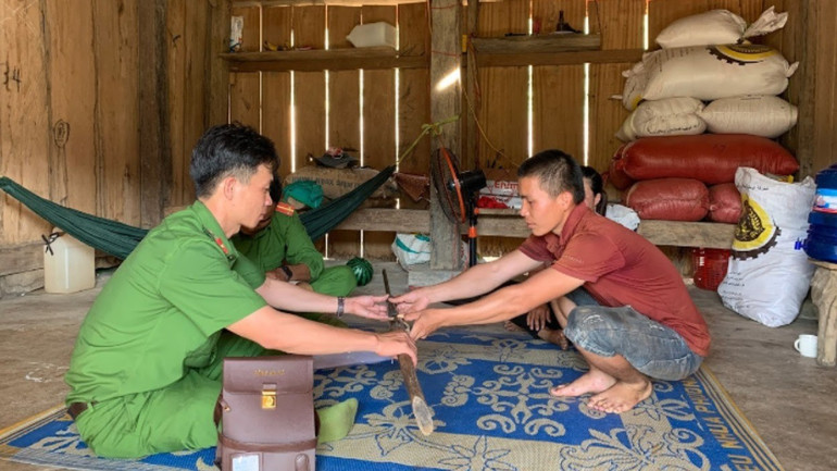 Người dân tự nguyện giao nộp vũ khí tự chế cho cơ quan Công an. 2-4088.jpg