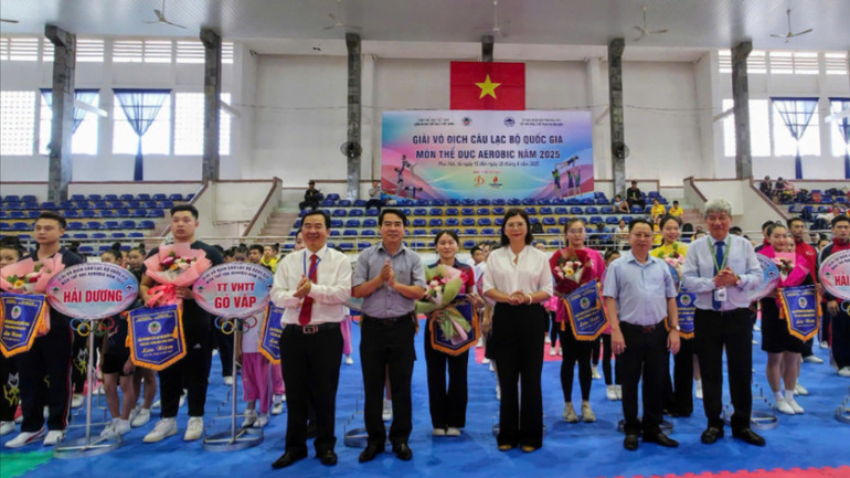 Ban tổ chức tặng hoa và cờ lưu niệm cho các đoàn vận động viên. z6717122688326-c33075867b5009ac5c5df1ca0567e4ce-5115.jpg