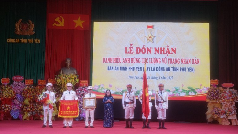 Bí thư Tỉnh ủy, Chủ tịch Hội đồng nhân dân tỉnh Phú Yên Cao Thị Hòa An trao danh hiệu Anh hùng Lực lượng vũ trang nhân dân cho Công an tỉnh Phú Yên. 20250620-093646-5845.jpg