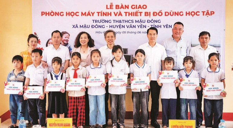 ផ្តល់កាបូបស្ពាយ អាហារូបករណ៍ចំនួន២០ ដល់សិស្សក្រីក្រដែលជំនះការលំបាក និងសម្ភារៈសិក្សាសំខាន់ៗជាច្រើន។ (រូបថត៖ SON TUNG) td-14-6-moi-18h52-41.jpg